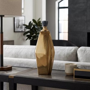 Vase de table moderne Desert Gold, design géométrique fait main, finition dorée, pièce d'art décorative - Product Image 4