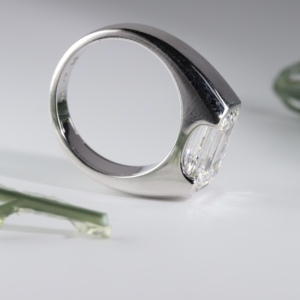 Anillo de compromiso para hombre de oro blanco de élite con diamante cultivado en laboratorio de corte esmeralda, moderno, con engaste de media bisel de estilo oriental y occidental, banda ancha para boda - Product Image 3