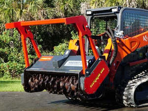 Chargeuse compacte Kubota haut de gamme avec attache de broyeur forestier, tracteur compact haute performance pour le défrichement intensif - Product Image 4