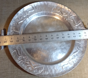 Assiette ronde en argent faite à la main avec motif de feuille en relief, en aluminium, pour mariages et événements de luxe - Product Image 3