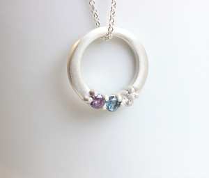 Collier en argent sterling avec pendentif personnalisé en améthyste, pierre de naissance familiale, bijoux pour mères, vente en gros - Product Image 1