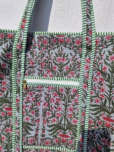 Grand sac fourre-tout vintage en coton léger avec design matelassé pour les voyages, les courses et le quotidien, provenant du Rajasthan - Product Image 6