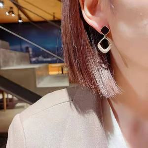 Boucles d'oreilles pendantes géométriques plaquées or rose avec accents de cristaux de diamant, bijoux de mariage pour femmes, style tendance et luxueux - Product Image 5