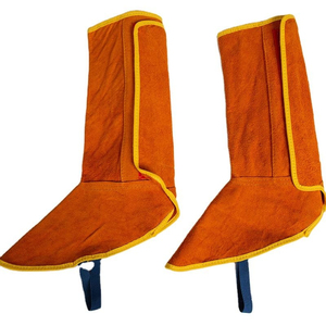 Cubrebotas de seguridad de cuero vacuno con cierre de correa, resistentes al calor y a las llamas, para trabajos de soldadura y bombería. - Product Image 1