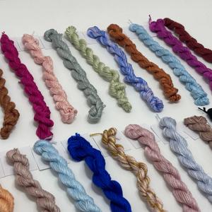 Fils de Soie de Mûrier Naturelle Teints à la Main en Gros, Mini Pelotes de 10 Grammes, Teintures Botaniques Écologiques Extraits de Plantes - Product Image 2