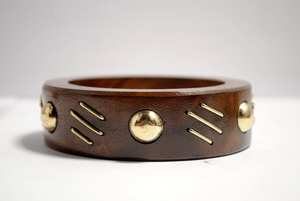 Brazalete de madera de Sheesham hecho a mano con incrustaciones de latón, pulido satinado, tallado y adornado con cuentas de latón. - Product Image 2