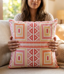 Housse de coussin carrée à motif floral en rose pastel, orange, jaune, blanc, logo personnalisé disponible, 18x18, utilisation à domicile et en hôtel, 100% coton - Product Image 4