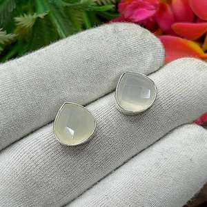 Pendientes de Plata Chapados en Oro con Calcedonia Blanca, Corte Rosa, Diseño Delicado Bohemio en Forma de Corazón, Joyería Minimalista con Piedras Preciosas, Regalo para Ella - Product Image 1