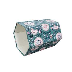 Maneras creativas de reutilizar cajas de cartón para hacer contenedores de basura con estampado floral artesanal y tela de algodón. - Product Image 3