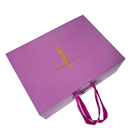 Boîte cadeau personnalisée écologique avec fermeture magnétique, poignée, couleur violette, logo en feuille d'or/argent gaufré, réutilisable pour l'emballage