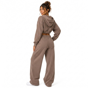 Ensemble de survêtement chic pour femme, comprenant un sweat à capuche court à col en V profond et à nouer sur le devant, et un pantalon de survêtement à jambe large en molleton épais, avec logo personnalisé, style streetwear décontracté - Product Image 3