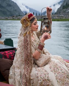 Robe de mariée beige brodée Lehenga Choli avec voile, style sequins, tenue pour occasions spéciales pour femmes - Product Image 4