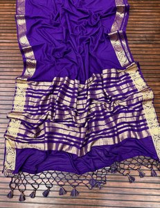Sari de crepé georgette Khaddi premium con borde de tejido jacquard Jari y colgante de borlas - Product Image 2