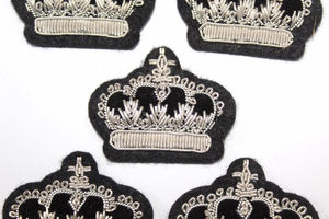 Parches bordados a mano de hilo brillante para uniformes, insignias de tela de sarga personalizadas al por mayor - Product Image 3