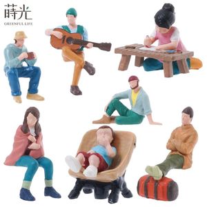 Accessoires miniatures d'usine 2026-0117 Figurines de maison de poupée en résine Chanteur de guitare - Product Image 1