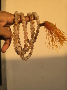 Collar Mala de 108 Cuentas de Citrino Natural Duradero al por Mayor, de 8mm, Hecho a Mano, para Oración, Meditación y Yoga, de Gujarat - Product Image 3