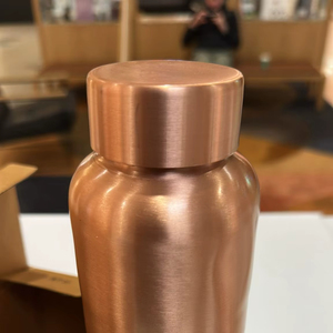 Bouteille d'eau en cuivre martelé doré Antique Creations, motif diamant, 32 oz, étanche, compatible lave-vaisselle et micro-ondes, personnalisable - Product Image 4