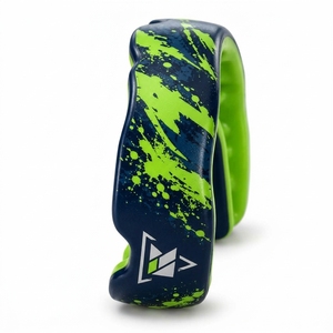 Protector bucal ligero con construcción flexible, bordes suaves y forma cómoda, adecuado para boxeo y artes marciales. - Product Image 3