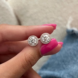 ต่างหูเพชรทรงกลม 2 กะรัต แบบ Halo ตัวเรือนทองคำชมพู 14K/18K ได้รับการรับรองจาก IGI ดีไซน์ทันสมัย - Product Image 6