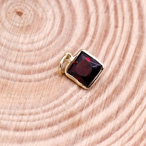 Vente en gros Pendentif en grenat naturel avec pierres précieuses 14k or jaune massif fait à la main forme carrée pour les femmes certifié GIA pour les fêtes - Product Image 3