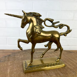 Sculpture de licorne en laiton de haute qualité, ornement artistique unique pour cadeaux d'entreprise et présentation décorative - Product Image 1