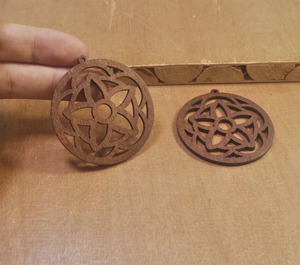 Ornements floraux en bois découpés, cercle décoratif suspendu, fournitures d'artisanat - Product Image 1