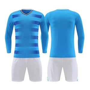 Ensemble d'uniformes de football personnalisés sublimés pour hommes, col en V, manches courtes, couleur dégradée, évacuation de l'humidité, tenue d'été pour équipe adulte - Product Image 4