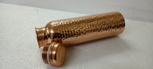 Bouteille d'eau en cuivre gaufré nid d'abeille, gourde texturée artisanale, bouteille de bien-être en cuivre pur, approvisionnement en gros OEM - Product Image 3