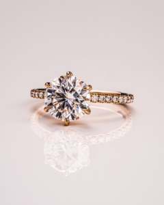 Bague de fiançailles unisexe de luxe en or massif 14 carats avec diamant de laboratoire taillé, halo dissimulé et pavé, certifiée IGI, solitaire - Product Image 6