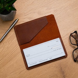Funda para Chequera de Cuero Vacuno de Primera Calidad, Fundas para Chequera de Cuero Genuino con 2 Bolsillos, Porta Cheques Impermeable al por Mayor - Product Image 1