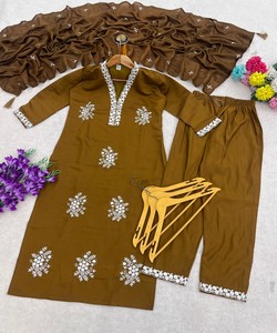 ชุดส่าหรีแบบดั้งเดิมสำหรับผู้หญิง พร้อมผ้าคลุมไหล่ สีน้ำตาล ปักลาย สวมใส่สบาย สไตล์อินเดีย-ปากีสถาน ทรงปกติ รุ่น 85279 MORNI- Mc-1043 - Product Image 4