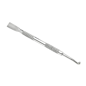 MARI INSTRUMENTS Empujador de Cutículas Profesional de Doble Punta de Acero Inoxidable con Gancho de Limpieza Curvo y Agarre Antideslizante para Manicura - Product Image 1