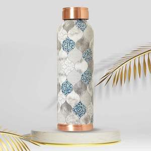 Coffret Cadeau Bouteille en Cuivre Mosaïque Caleidoscope – Bouteille à Motifs Géométriques Colorés et Deux Verres en Cuivre Assortis dans une Boîte Cadeau - Product Image 6