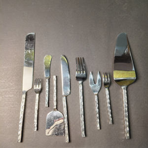 Ensemble de couverts en métal martelé artisanal de 9 pièces, acier inoxydable, couteaux et fourchettes de service spécialisés pour la restauration gastronomique - Product Image 5