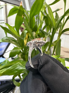 Bague de fiançailles élégante en or blanc avec diamant rose taille poire et pierres latérales, design raffiné et personnalisé, qualité supérieure pour femme - Product Image 3