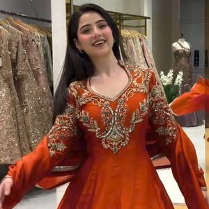 Conjunto de Vestido Anarkali Romano Premium con Bordado de Cuentas Cutdana, Borlas, Copas, Encaje en Cuatro Lados, Dupatta, Palazzo, Largo hasta el Suelo, Corte Holgado - Product Image 2
