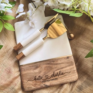 Juego de regalo de tabla de quesos personalizada de mármol y madera de acacia con cuchillos de queso de acero inoxidable dorado, tabla de charcutería personalizada - Product Image 2