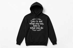 เสื้อฮู้ดสีน้ำเงินกรมท่าสำหรับผู้ชาย พิมพ์ลาย Love Is Not What You Say ผ้าฝ้ายลำลอง มีกระเป๋า ทรงปกติ ใส่ได้ในฤดูใบไม้ผลิ รับผลิตแบบ OEM - Product Image 3
