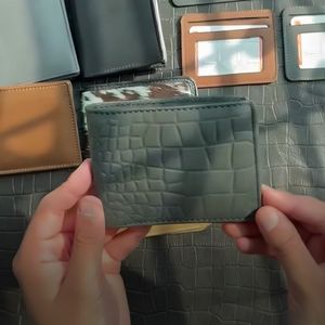 Portefeuille homme en cuir véritable gris à motif animalier, avec séparateur de billets tout-en-un, fentes pour cartes de crédit gaufrées et mini pochette d'identité - Product Image 4