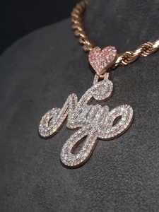 จี้เพชร VVS แบบกำหนดเอง ตัวอักษรย่อ เงินแท้ 925 ชุบทอง ผ่านการทดสอบเพชร ปรับแต่งได้ พร้อมตะขอรูปหัวใจ ดีไซน์คลาสสิก - Product Image 2