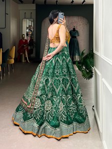 Elegante Lehenga Choli Festivo con Bordado Intenso y Trabajo de Hilos Finos, Perfecto para Bodas y Celebraciones Tradicionales - Product Image 4