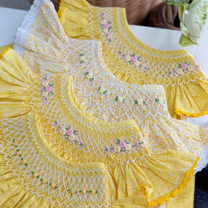Robe élégante en lin pour bébé fille, smockée, faite à la main, coupe ample, design confortable pour toutes les saisons, motif floral et animalier - Product Image 1