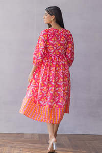Vestido midi de algodón rosa y naranja con cuello anudado, corte en A y manga tres cuartos para mujer, con tela ligera y estilo moderno. - Product Image 2