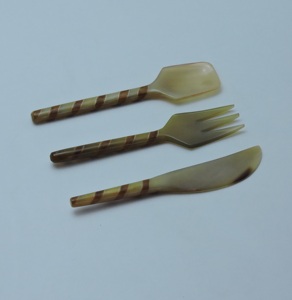 Ensemble de 3 ustensiles à fromage en corne (cuillère, fourchette, couteau) noir avec motif corne naturelle, écologique et compatible lave-vaisselle - Product Image 6