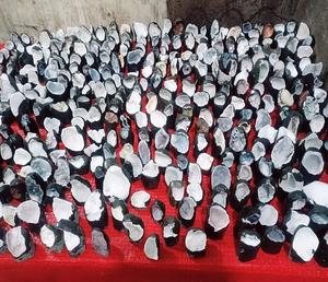 Lote de Especímenes Minerales de Alta Calidad: Geodas de Stilbite, Scolecita y Calcedonia, Cristales Únicos para Exhibición Decorativa - Product Image 3