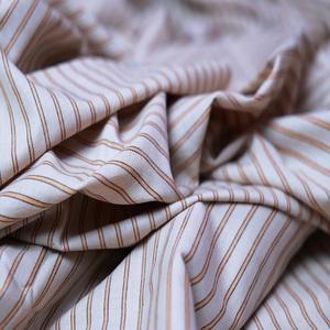Tissu en coton Khadi tissé à la main de qualité supérieure pour les collections de créateurs de maisons de mode, au prix de gros auprès de l'exportateur de tissus en coton Khadi. - Product Image 3