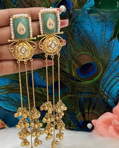 Magnifiques boucles d'oreilles pendantes en laiton plaqué or de qualité supérieure, serties de moissanite et de kundan, pour femmes, tendance, collection mariage. - Product Image 2