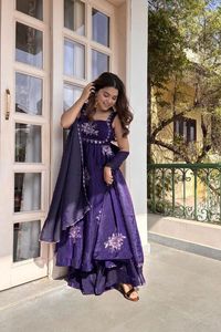 Ensemble robe Fandy en soie avec broderie de fils et micro-coton, pantalon palazzo confortable et dupatta – Vêtements indiens élégants pour femme - Product Image 2
