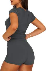 ชุดเซ็ตสองชิ้นผ้าโพลีเอสเตอร์แบบซักได้สำหรับผู้หญิง สไตล์ลำลองใส่สบาย เหมาะสำหรับฤดูร้อน เสื้อและกางเกงขาสั้นเข้าชุด ระบายอากาศได้ดี ใส่สบายๆ อยู่บ้าน - Product Image 4