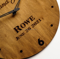 Élégante horloge murale gravée de noms en bois d'inspiration vintage avec chiffres arabes et antiquités pour la décoration intérieure classique en gros